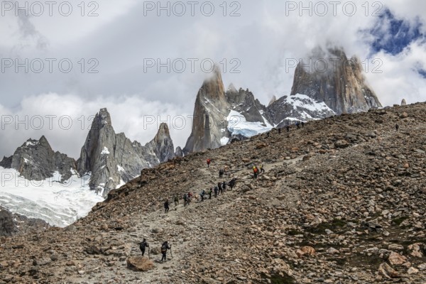 Trekking route Laguna de los Tres with a view of the summit of Fitzroy, El Chaltén, Los Glaciares