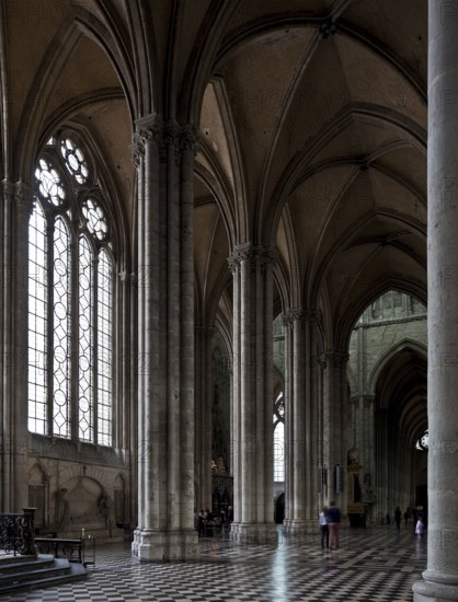 Construction began in 1220, two-aisled south choir aisle to the west, St., Sankt, Saint