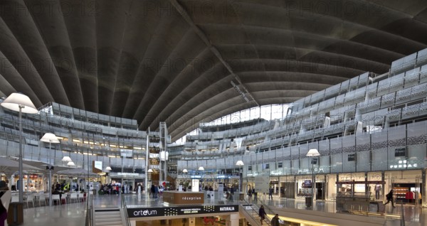 Former CNIT exhibition hall, built 1956-58 by Bernard Zehrfuss, since modernisation in 1988