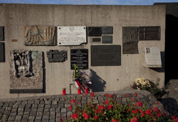 Monument to the Fallen Shipyard Workers, personal memorial plaques