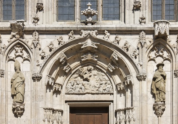 Northern west portal, tympanum, God hands over the tablets of the law to Moses, St., Saint, Saint