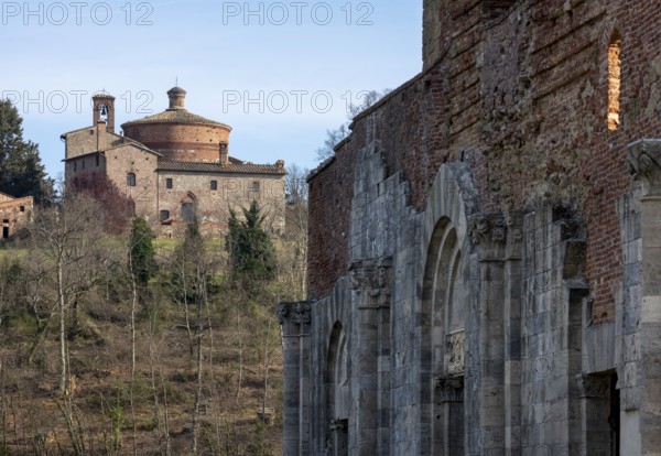 San Galgano, Cistercian monastery ruins, in the background the Ortorio di San Gagano