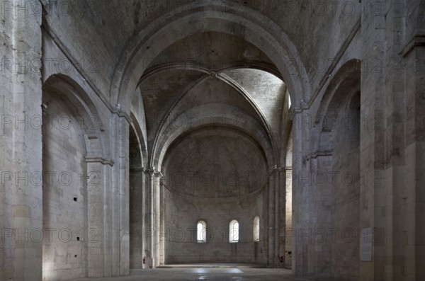 Frankr Montmajour b Arles Benedictine abbey 59827 Notre-Dame monastery church interior facing east