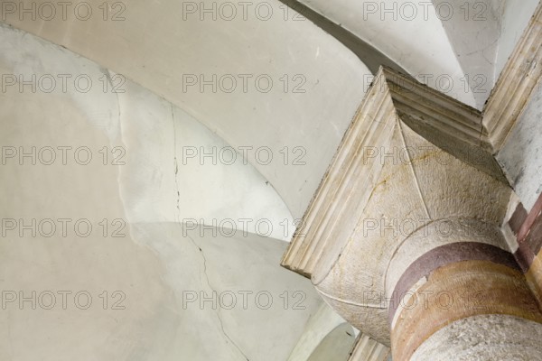 Cube capital in the south aisle, St., Sankt, Saint
