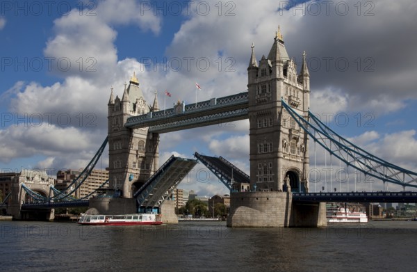 Built 1886-1894, twin towers 65 m high, clearance height 43 m, view from the west
