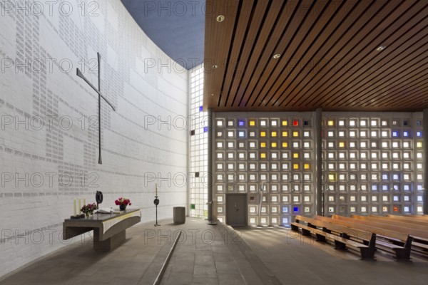1960-1962 built according to plans by the Karlsruhe architect Werner Dierschke, view to the altar,