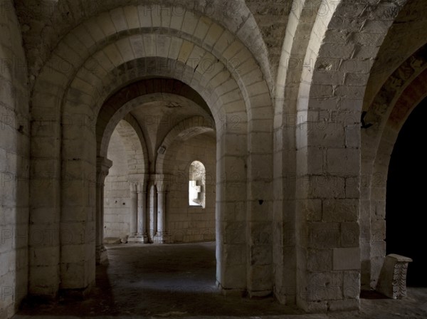 Saint-Aignan, collegiate church, crypt, portal to the ambulatory. The current Saint-Aignan church
