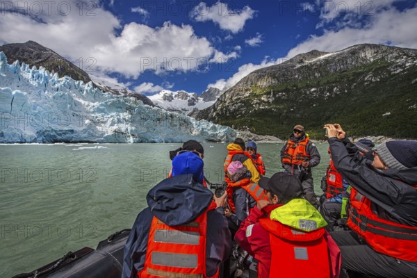 Excursion by Zodiac from the cruise ship Ventus Australis to the Porter Glacier, Cordillera Darwin,