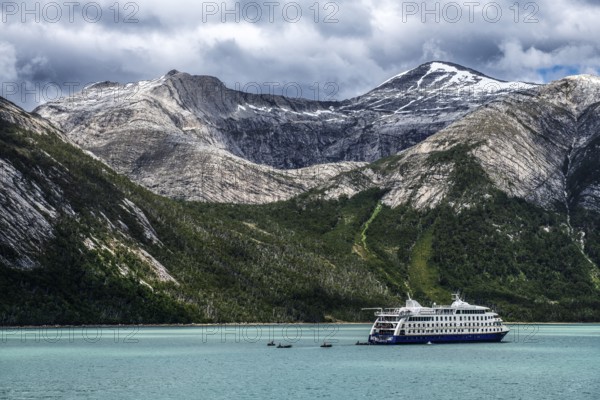 Excursion by Zodiac from the cruise ship Ventus Australis to the Pia Glacier, Cordillera Darwin,