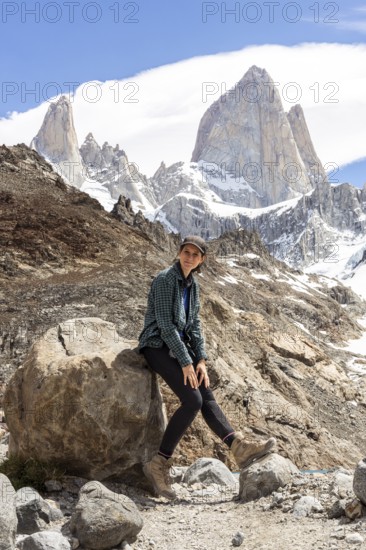 Young woman in front of lagoon de los Tres and mount Fitz Roy, Laguna de los Tres Trail, Mount Fitz