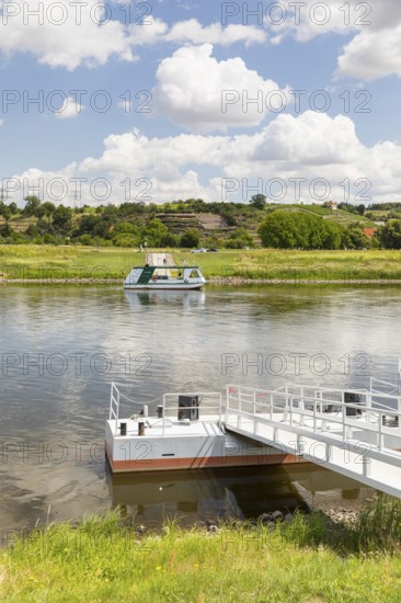 Elbe ferry Niederlommatzsch - Diesbar-Seußlitz, Niederlommatzsch ferry landing stage, ferry boat