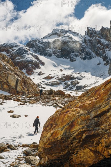 Young woman on the way to the glacier Esmeralda, Laguna Esmeralda, Provinz Tierra del Fuego,