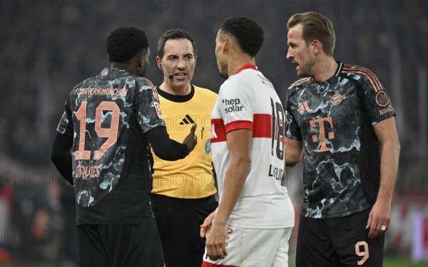 Referee Referee Benjamin Brand Gesture Gesture in conversation Discussion with Jamie Leweling VfB