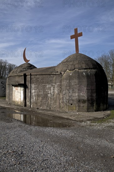 Artwork Migration object, cross and crescent on a former air-raid shelter, artist Helmut