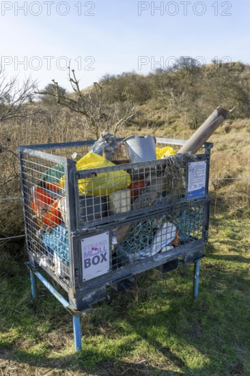 The East Frisian North Sea island of Juist in winter, beach rubbish box, where walkers can dispose