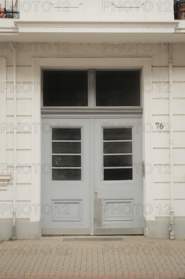 View of a double-winged entrance door of a more family house, Streetfotogrfie, Linden-Limmer,