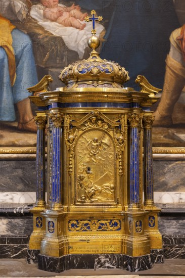 Interior of colorful marble decoration, Siena Cathedral or Cattedrale di Santa Maria Assunta,
