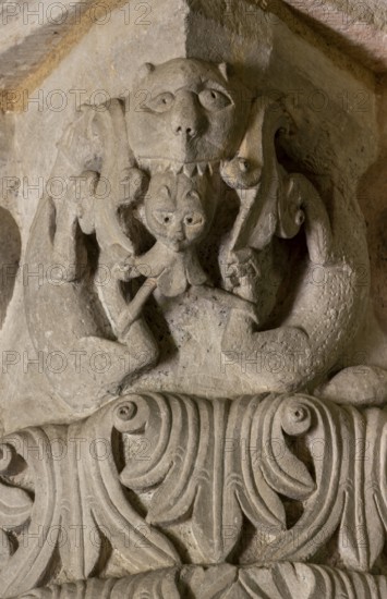Neuvy-Saint-Sépulchre, collegiate church of St-Jacques, rotunda, column capitals with mythical