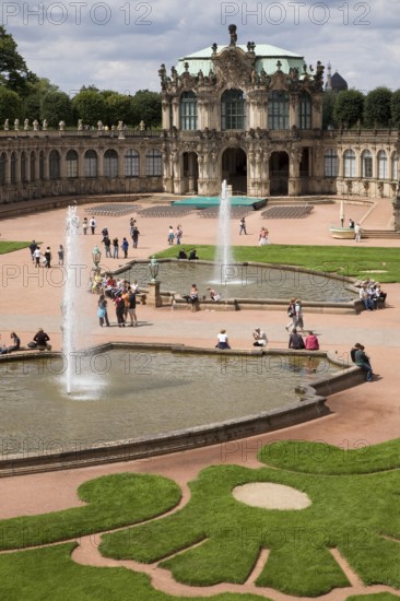 Inner courtyard, wall pavilion with lawn parterre