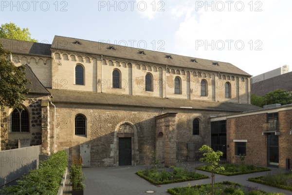 North side, north portal with tympanum and Frankish arch, St., Sankt, Saint