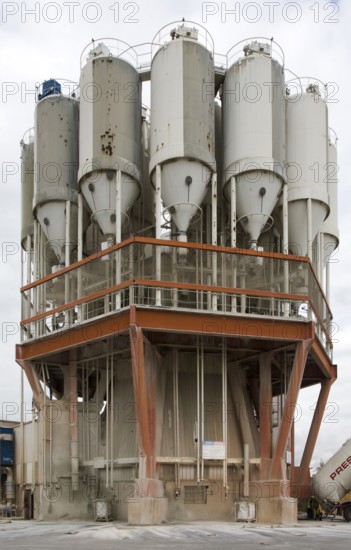 Lyon, tower-like cement silo battery