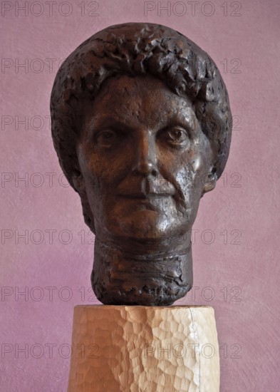 Portrait head of the anthroposophist Marie Steiner 1867-1948 by Manfred Welzel 2001
