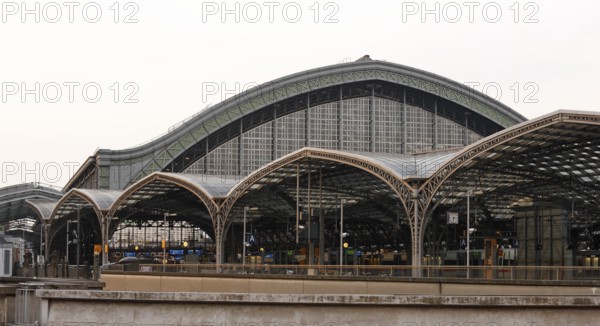 Platform concourse from 1894, in front of it modern platform roofing by Busmann & Haberer