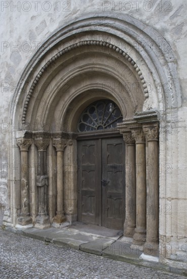 North portal with knotted column, St., Sankt, Saint