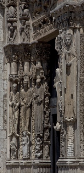 1195-1260 Main construction period, west façade, royal portals 1145-70 with biblical kings, queens,