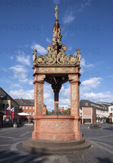 Mainz, market square in front of the cathedral, row of houses