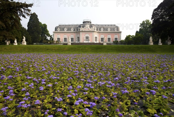 Former water basin in front of the mirror pond, so-called Bartschüssel, filled in in 1842. Today a
