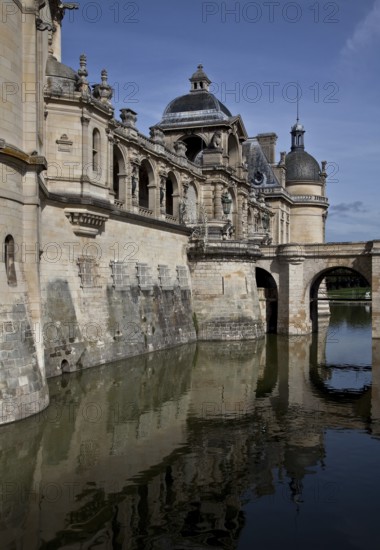 Chantilly, Chateau-de-Chantilly, Great Castle, moat above courtyard arcades, view from the south