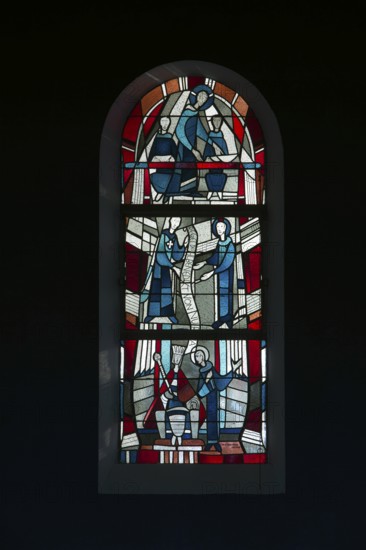 Stained glass window by Ernst Jansen-Winkeln in the left (eastern) aisle, scenes from the life of