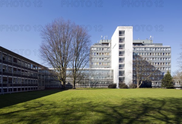 Egon Eiermann 1951-56, from left: administration building, glass connecting corridor and warehouse