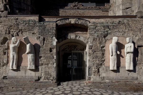 East portal of the tower ruins with modern figures, Franz Schwechten, St., Sankt, Saint