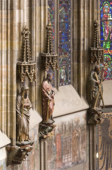 Choir hall, figures of saints with angel consoles on the north wallAngel with lute as console under