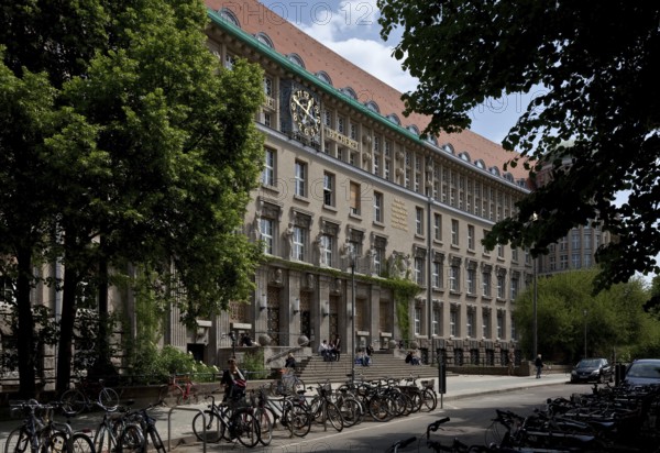 Founding building erected 1914-1916 by Oskar Pusch and Carl Julius Bär as DEUTSCHE BÜCHEREI, main