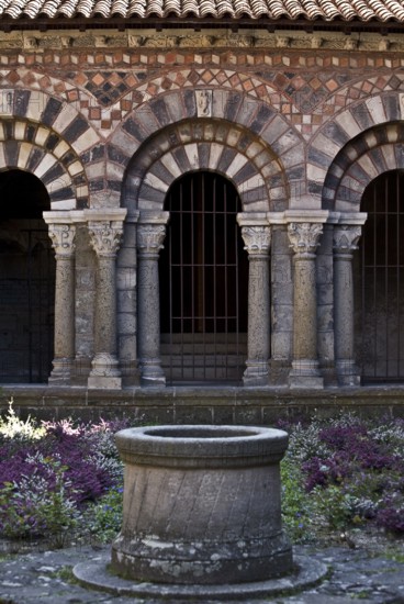 Cloister, south wing Arcade arch and fountain, St., Sankt, Saint