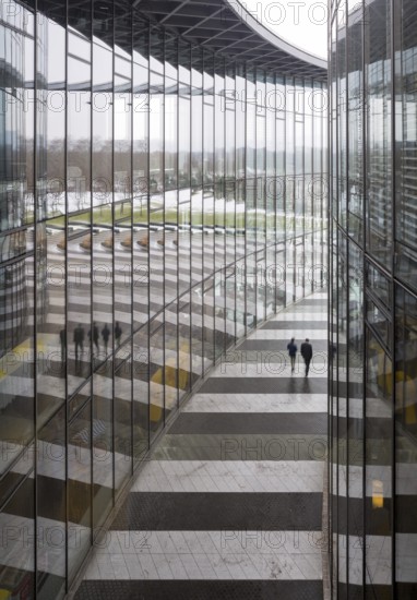 Bonn, Posttower, built 2000-2002 by Murphy/Jahn, corridor between the building sections
