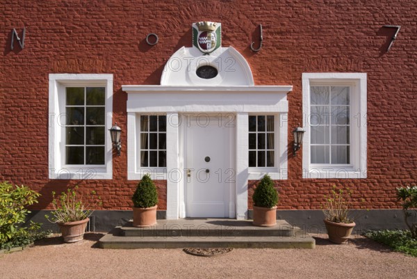 Manor house, entrance side with coat of arms stone with the Quadt/Hatzfeld alliance coat of arms