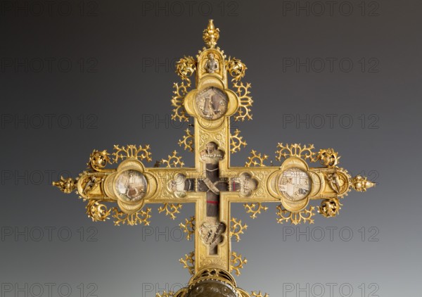 Reliquary cross in the German Blade Museum, detail with relics