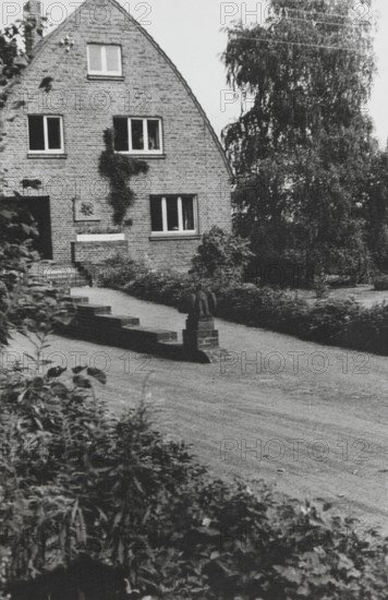 Haus Steinert, built in 1929 by Hans Poelzig, photo taken in front of 1961, street view with eagle