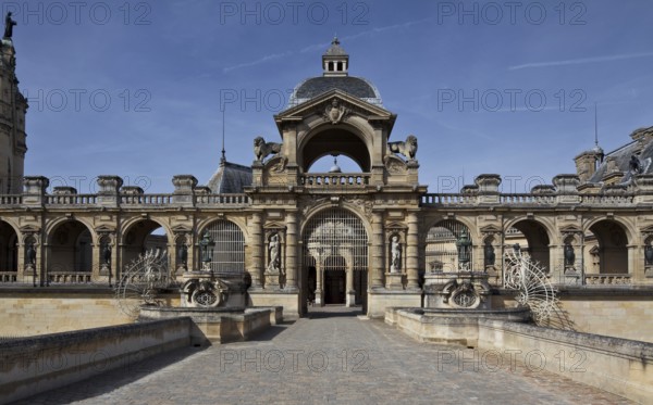 Chantilly, Chateau-de-Chantilly, castle park, courtyard of honour, courtyard arcades built in the