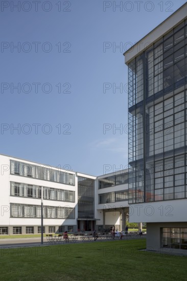 Dessau, Bauhaus, view from the south, north wing, administration bridge and on the right the