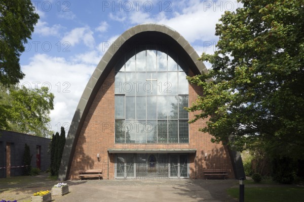 Parabolic roof reminiscent of the Nissen huts of the post-war period, west side, St., Sankt, Saint