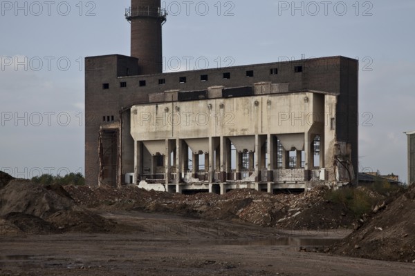 Modern building with Wilhelminian-style core, coal feed hopper freely visible