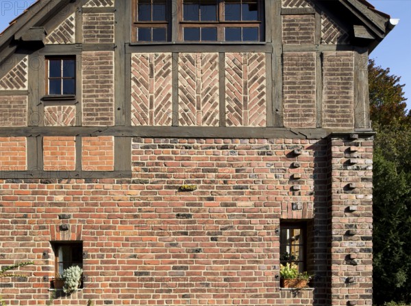 South-west side with brick ornaments and half-timbering, built in 1910 for Karl Buschhüter's