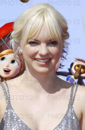 Anna Faris at the Los Angeles premiere of 'Cloudy With A Chance Of Meatballs' held at the Mann