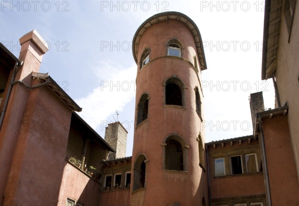 Stair towers and arcades - so-called traboules