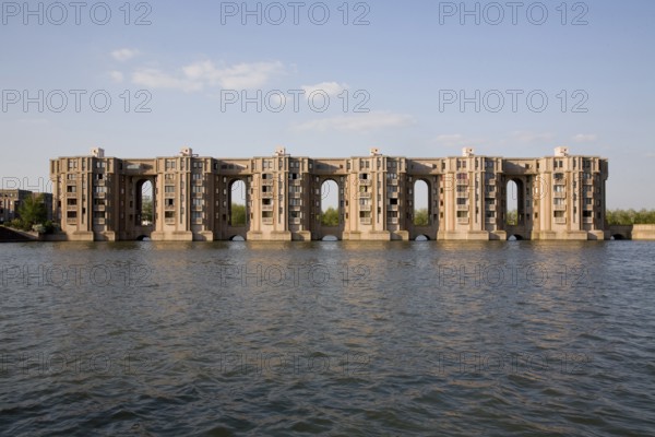 Les Arcades du Lac, housing estate on the lake by Ricardo Bofill 1978-1982